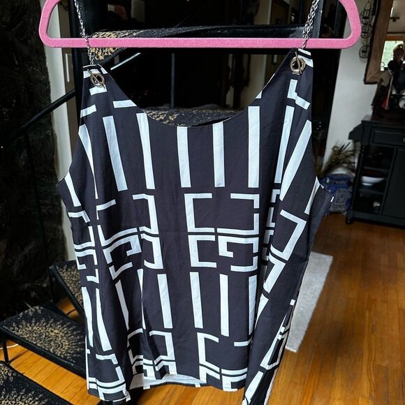 MISSLOOK Geometric Black and White Cami top with chain straps - Picture 6 of 11